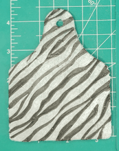 Load image into Gallery viewer, Cow Ear Tag Inserts - Silicone Freshie Mold
