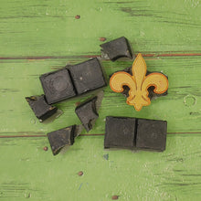 Load image into Gallery viewer, Fleur-de-lis Snap Out Center Wax Melt Snap Bar Silicone Mold
